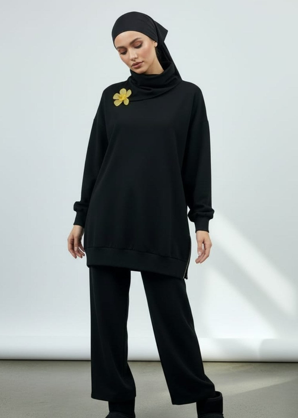 Kemik Broşlu Sweatshirt