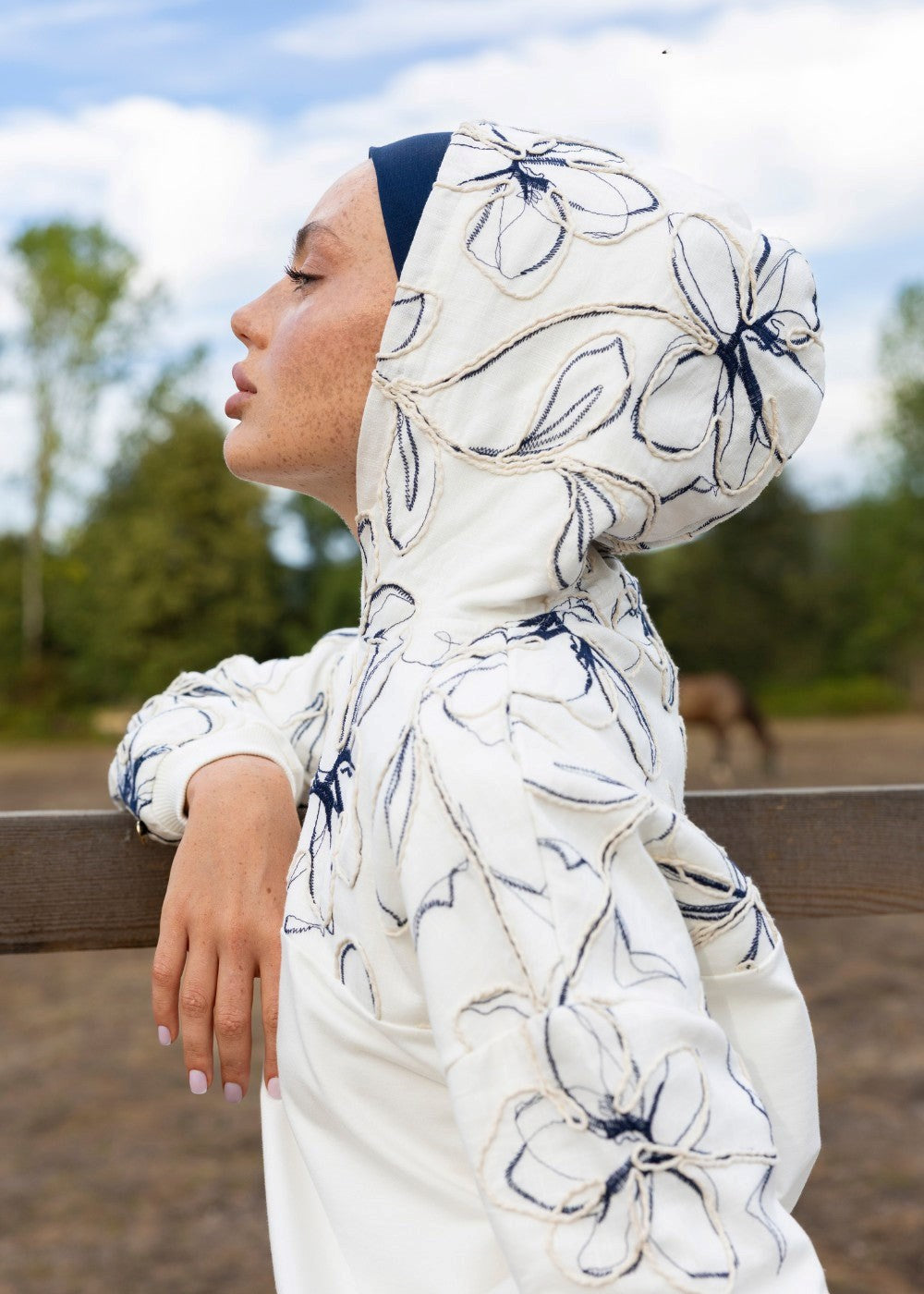 Keten Nakışlı Ekru Eşofman Üstü